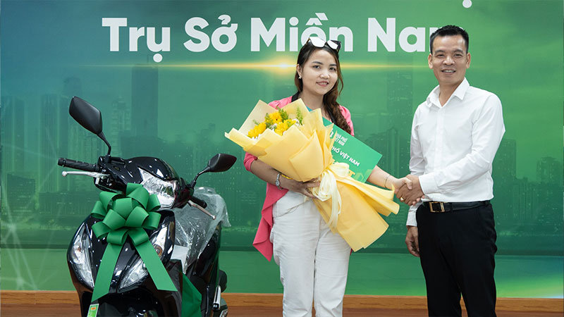 Nhà Phố Việt Nam Trao Tặng Xe Máy Cho Khán Giả May Mắn Trong Chương Trình "Quét Mã Liền Tay - Săn Ngay Quà Khủng"